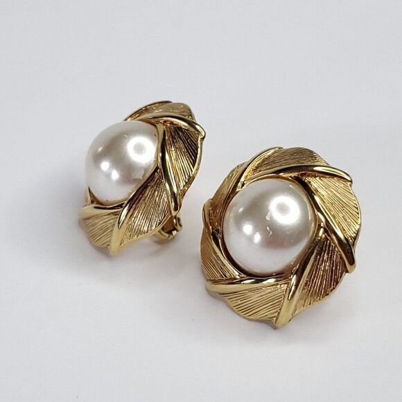 Vintage Napier Earrings Round Gold Tone Faux Pearl Love Knot Clip Screw Back - Picture 3 of 3